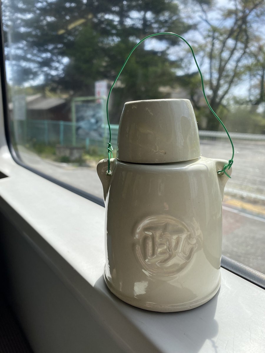 小淵沢で、現在では唯一常時販売しているという汽車土瓶のお茶買った