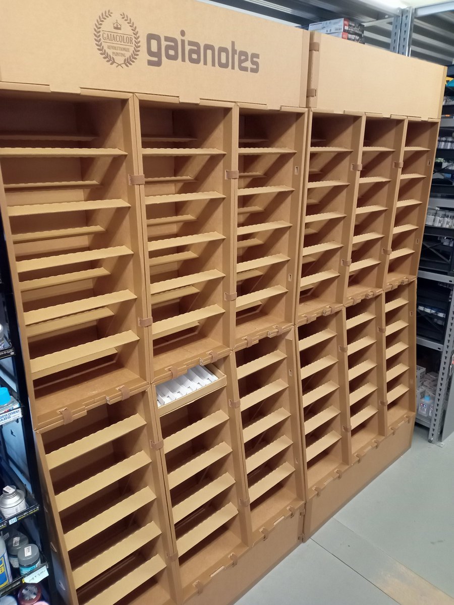 ガイアノーツの塗料用什器を2セット導入。一面全て塗料コーナーになり
