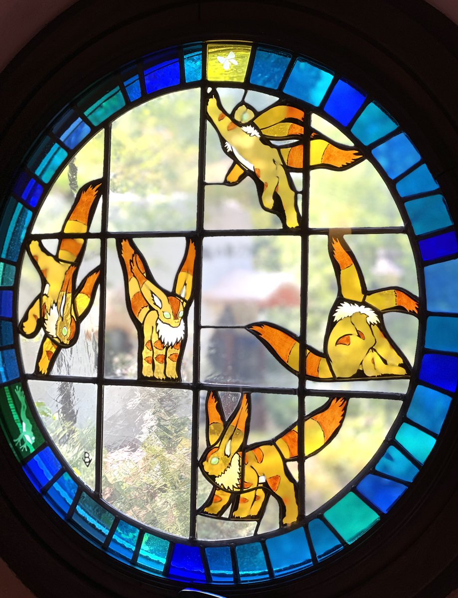 今日は肌寒さを感じますね。ステンドグラスの中のテトは元気いっぱいです。