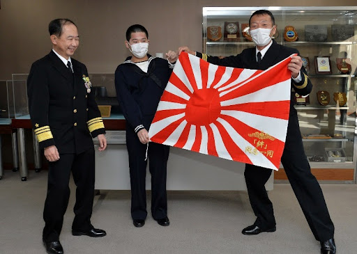 令和3年12月22日付で、交代する小座間潜水艦隊司令官に対し、記念