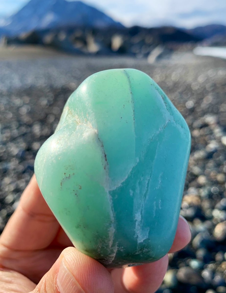 今日のヒスイは、 「ガラス質の翡翠」です😁 太陽光でも透過する透明度