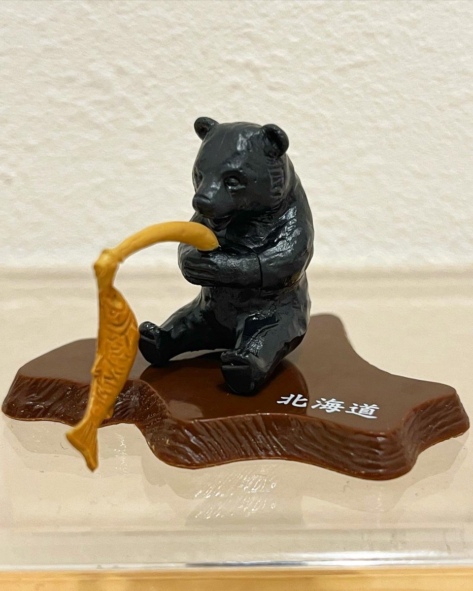 🐻木彫り熊vs木彫り鮭 北海道限定版 #北海道限定販売 の #カプセルトイ