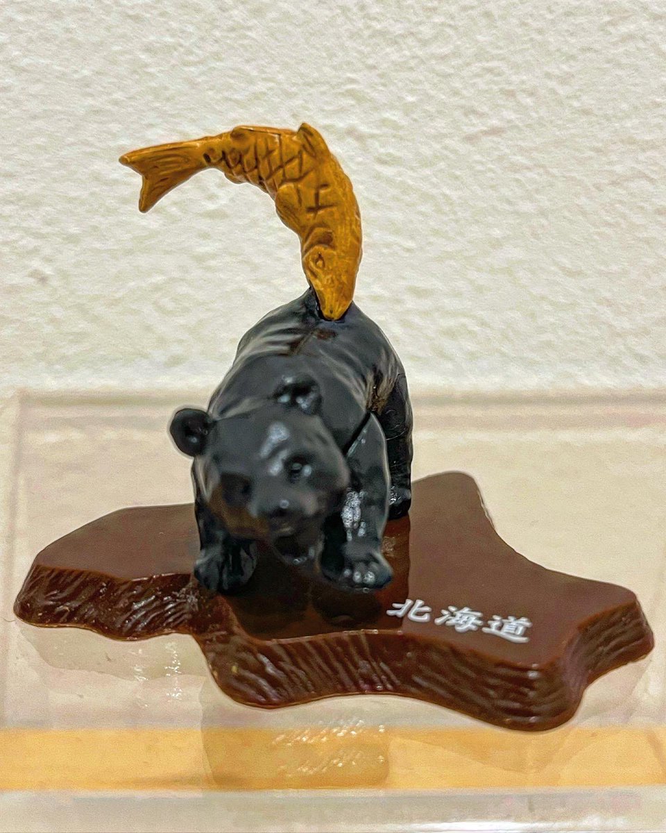 🐻木彫り熊vs木彫り鮭 北海道限定版 #北海道限定販売 の #カプセルトイ