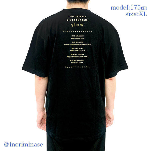 TシャツAはブラックのボディにロゴが輝くライブTシャツ。バックには