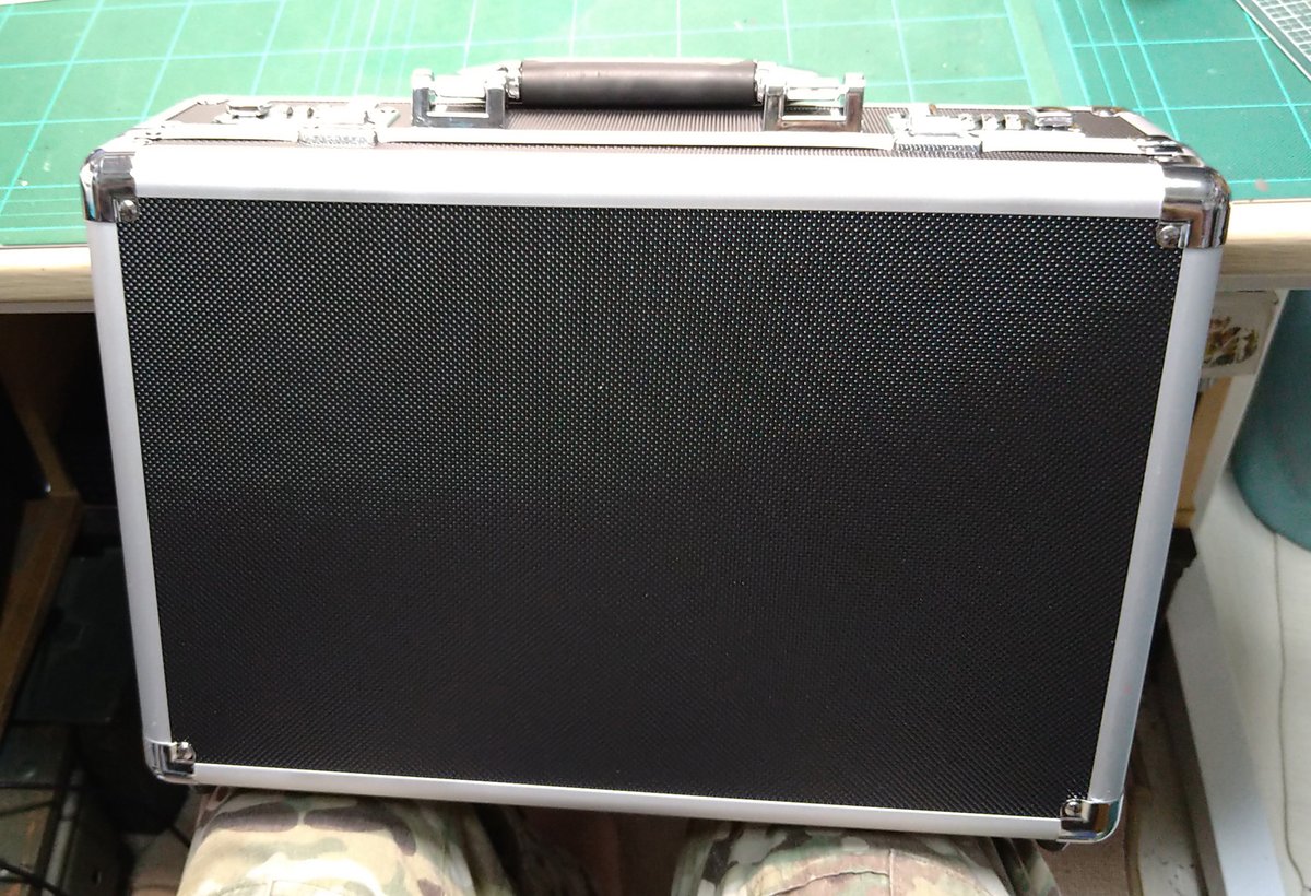 てなわけで千束の銃のようなものを収納するアタッシュケースを調達し