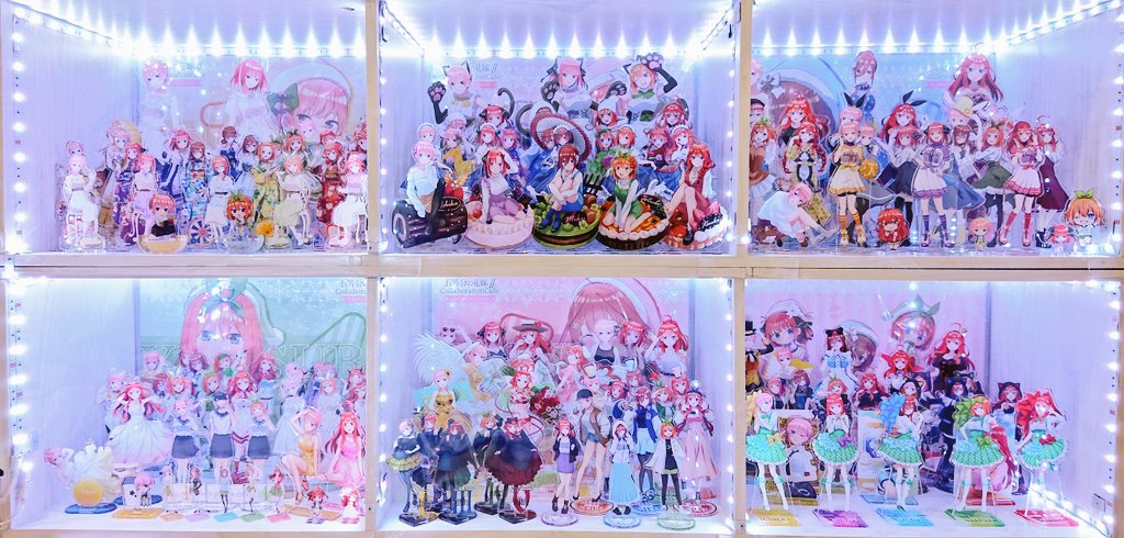 アクスタを中心に、五等分の花嫁グッズを飾ってみました〜🥰 棚は