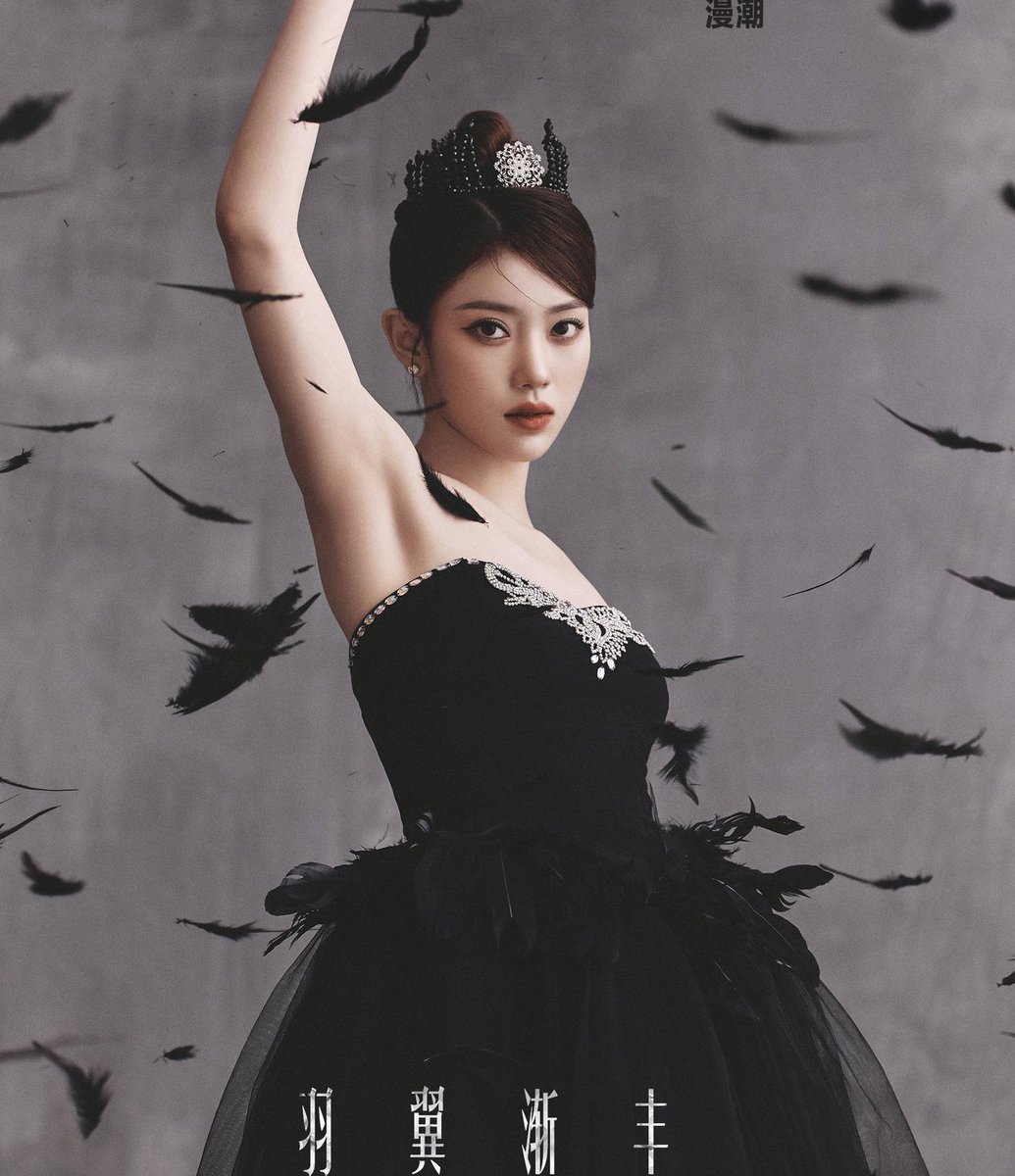 WAVESマンチャオ シャオティン(Kep1er) 中国前衛的ファッション誌を