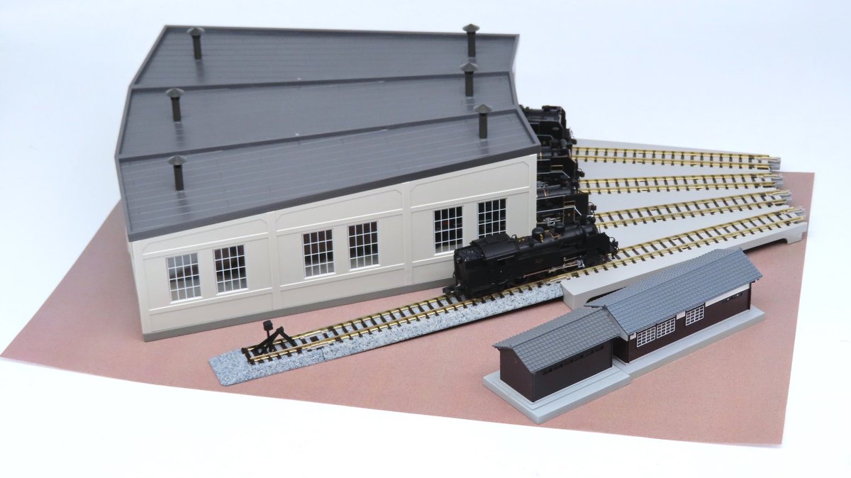SLを飾ろう】 ターンテーブルにピッタリの扇形機関庫は大形蒸機3両を