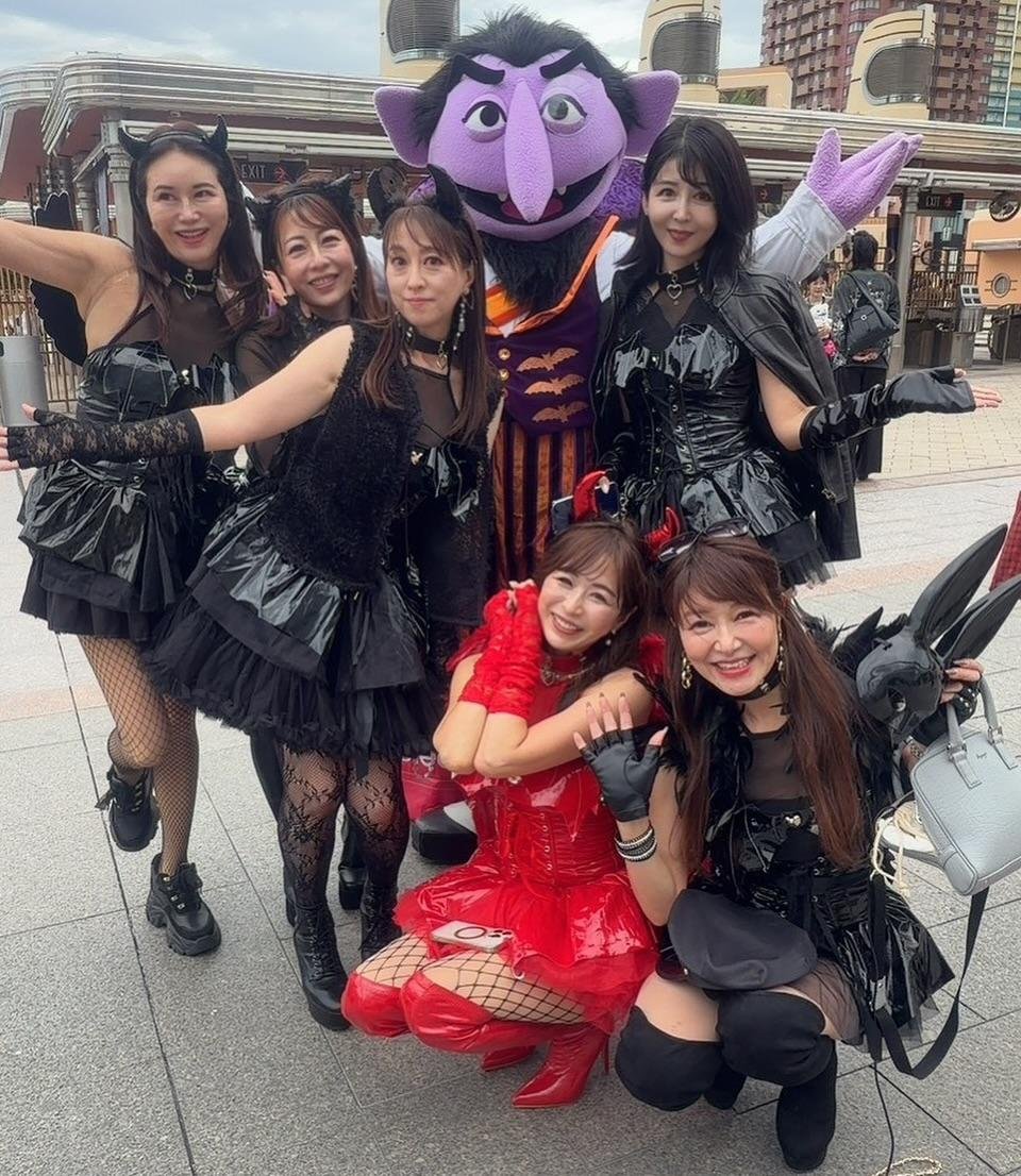 話題】ハロウィンのUSJにコスプレで降臨したアラフィフ女性集団が物議