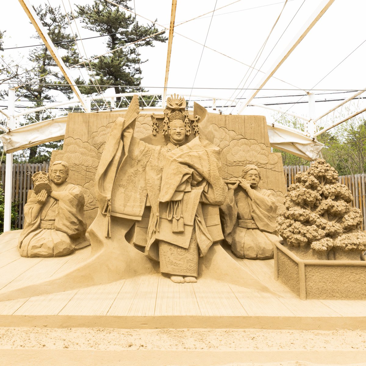 砂像彫刻家・大工園望氏によるお能を題材とした優美な作品は、装束の