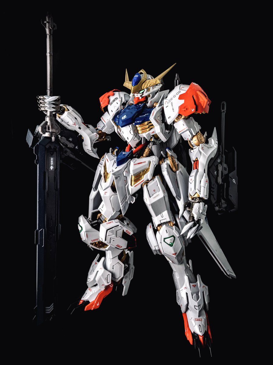 完成しました。 MG 1/100 ガンダムバルバトスルプス シルバーと