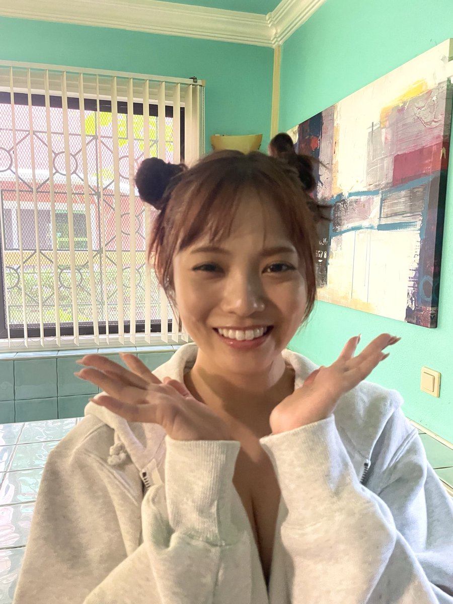 パーカーの愛萌さん、解禁カットはちょっとクールな表情ですが、オフ