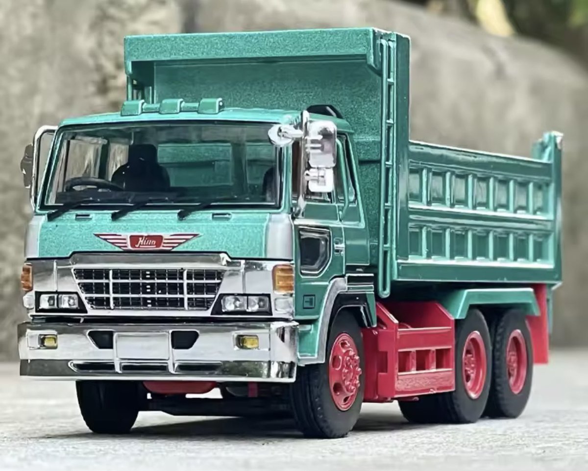 DBGTの1/64日野スーパードルフィンダンプトラックのダイキャストモデル