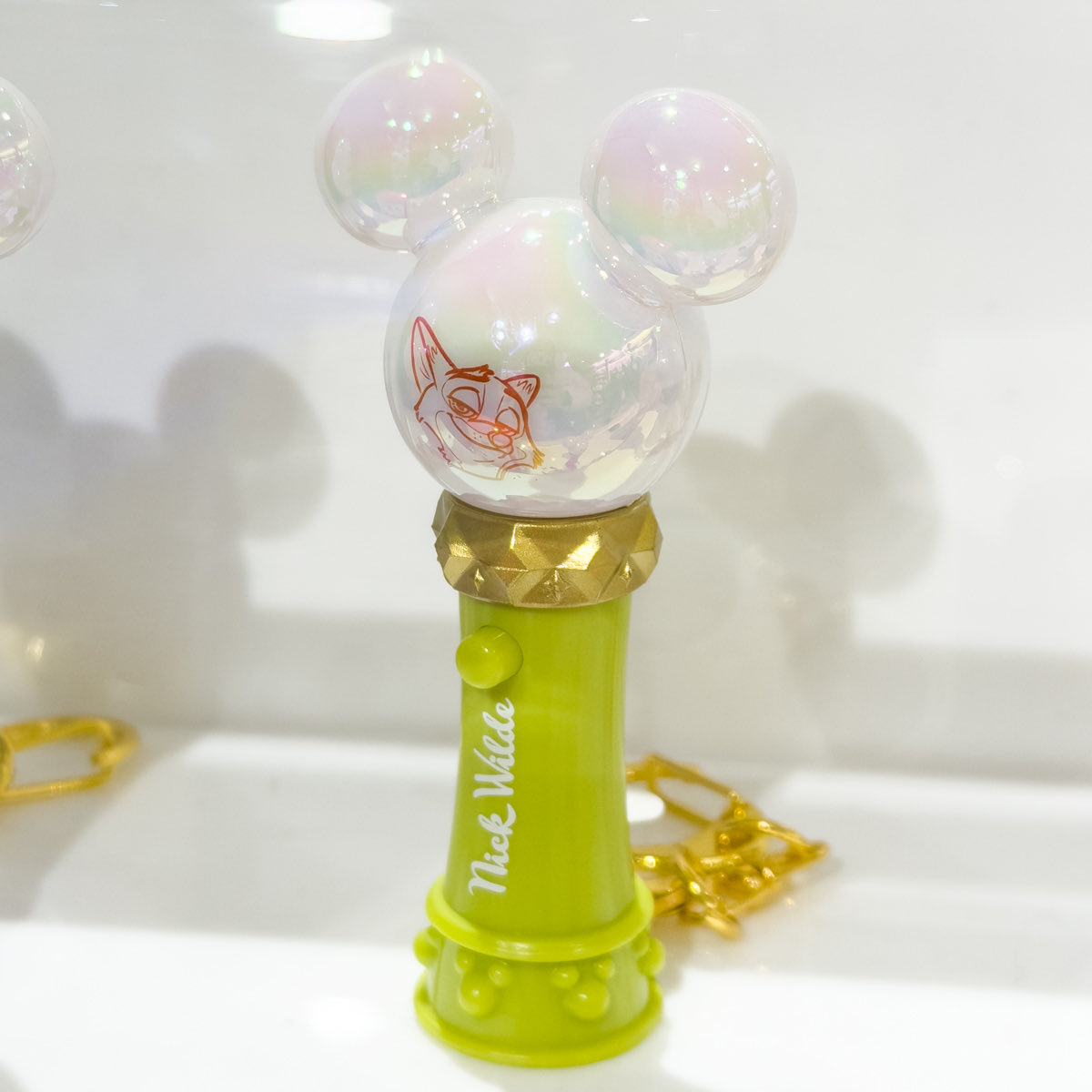 7色に光る！ ディズニーストア シークレットペンライトキーチェーン