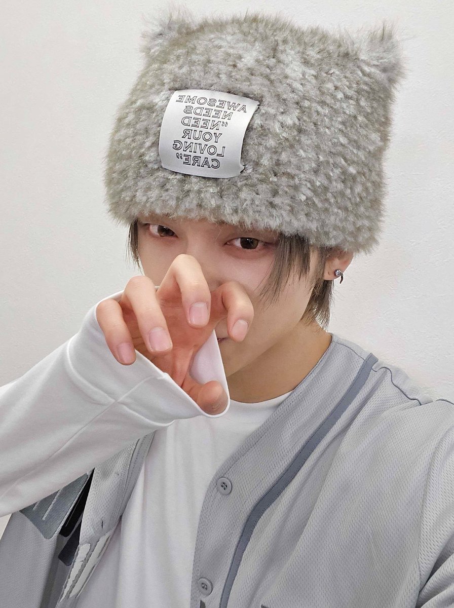 ヨンジュン猫ちゃんビーニーかわいい🐱😭 髪と帽子の色が似てて本物の