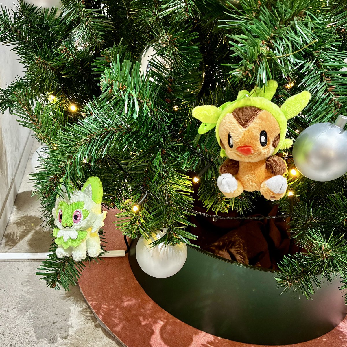 日本橋高島屋のポケモンクリスマスツリー ハリマロン・ニャオハが抜け