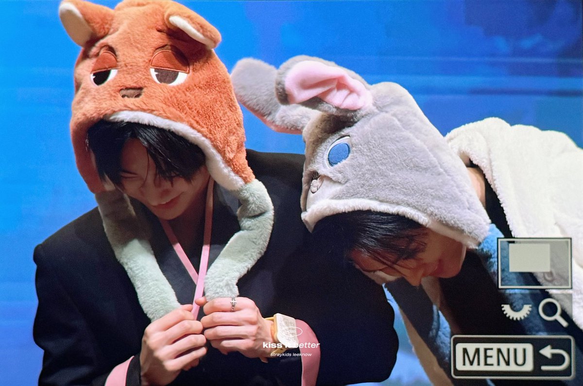 ↱#PREVIEW 🐰 22.12.25↲ #LeeKnow e I.N ontem no fansign do Stray