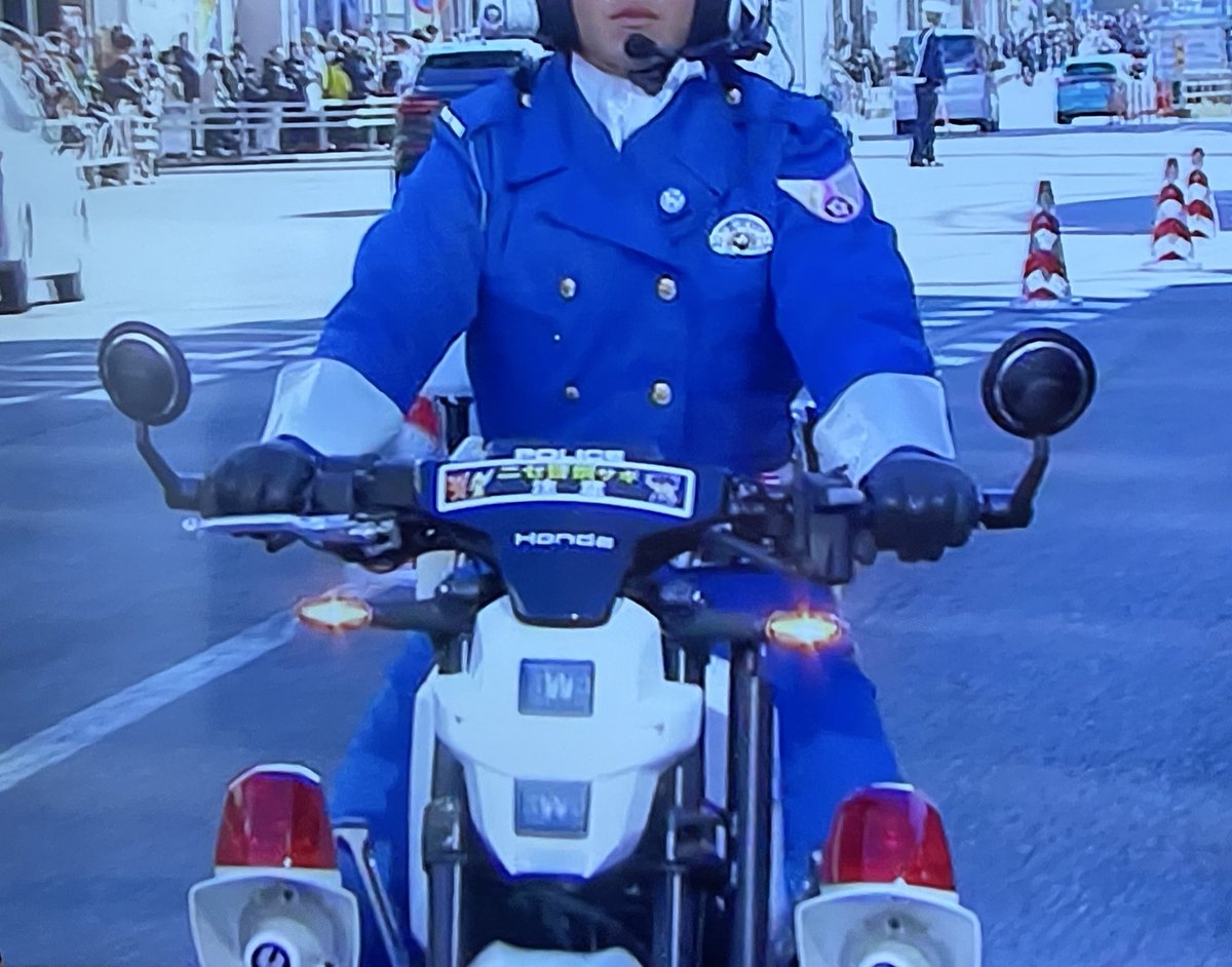 警視庁の先導の警察官、やりたかった先導だけどアピールだけのEV白バイ