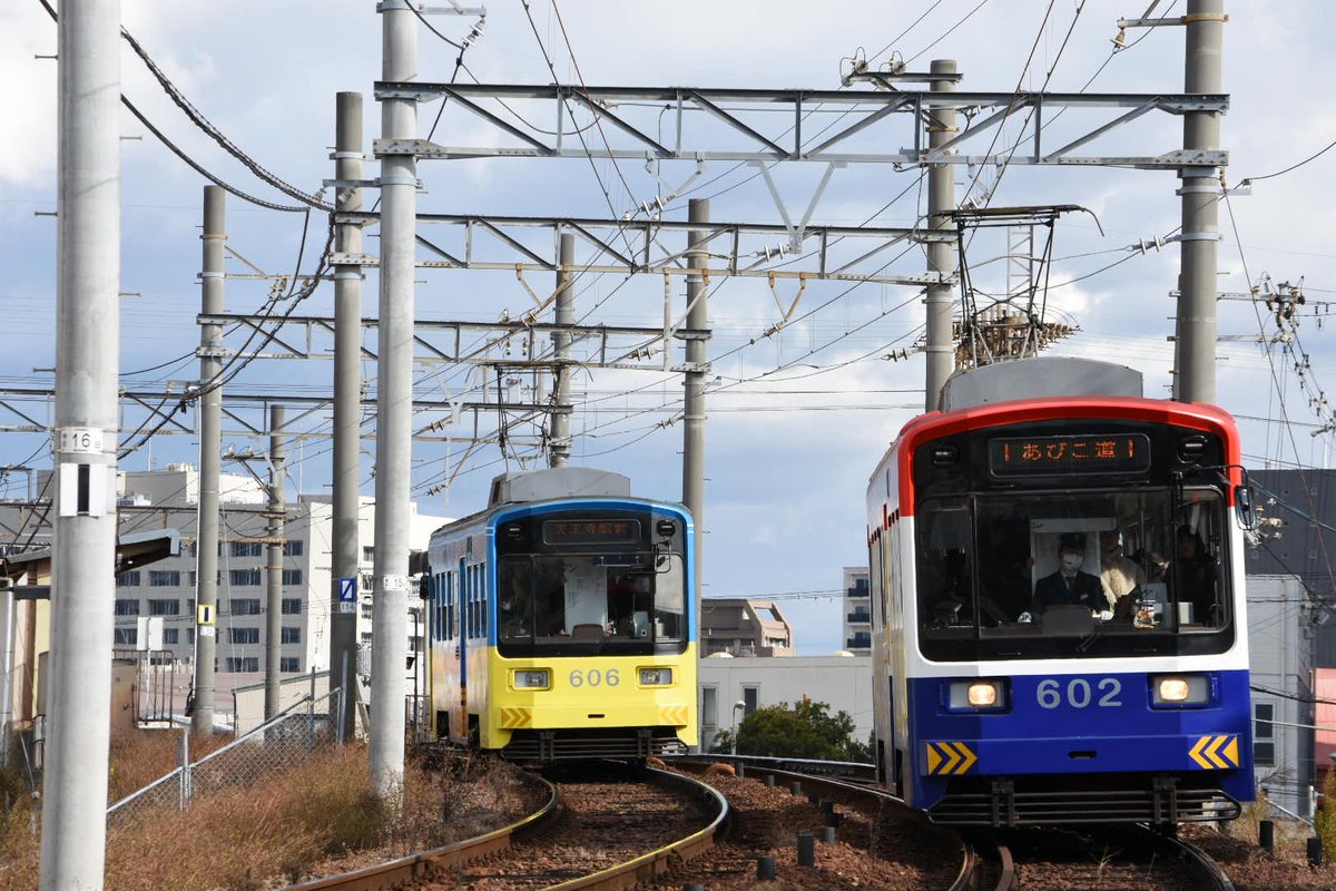 上町線 神ノ木～住吉間 】 勾配のある曲線にて、601形のすれ違い