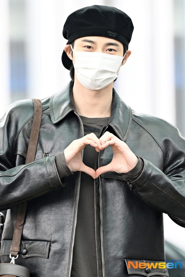 PHOTO】ビョン・ウソク、海外スケジュールのため出国（動画あり