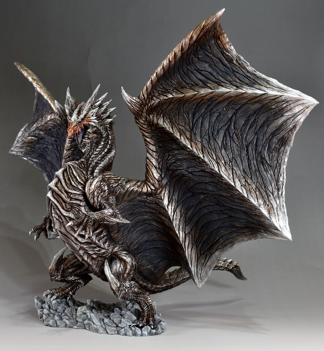 クシャルダオラのガレージキットですが、実際に手に持つと、このくらい