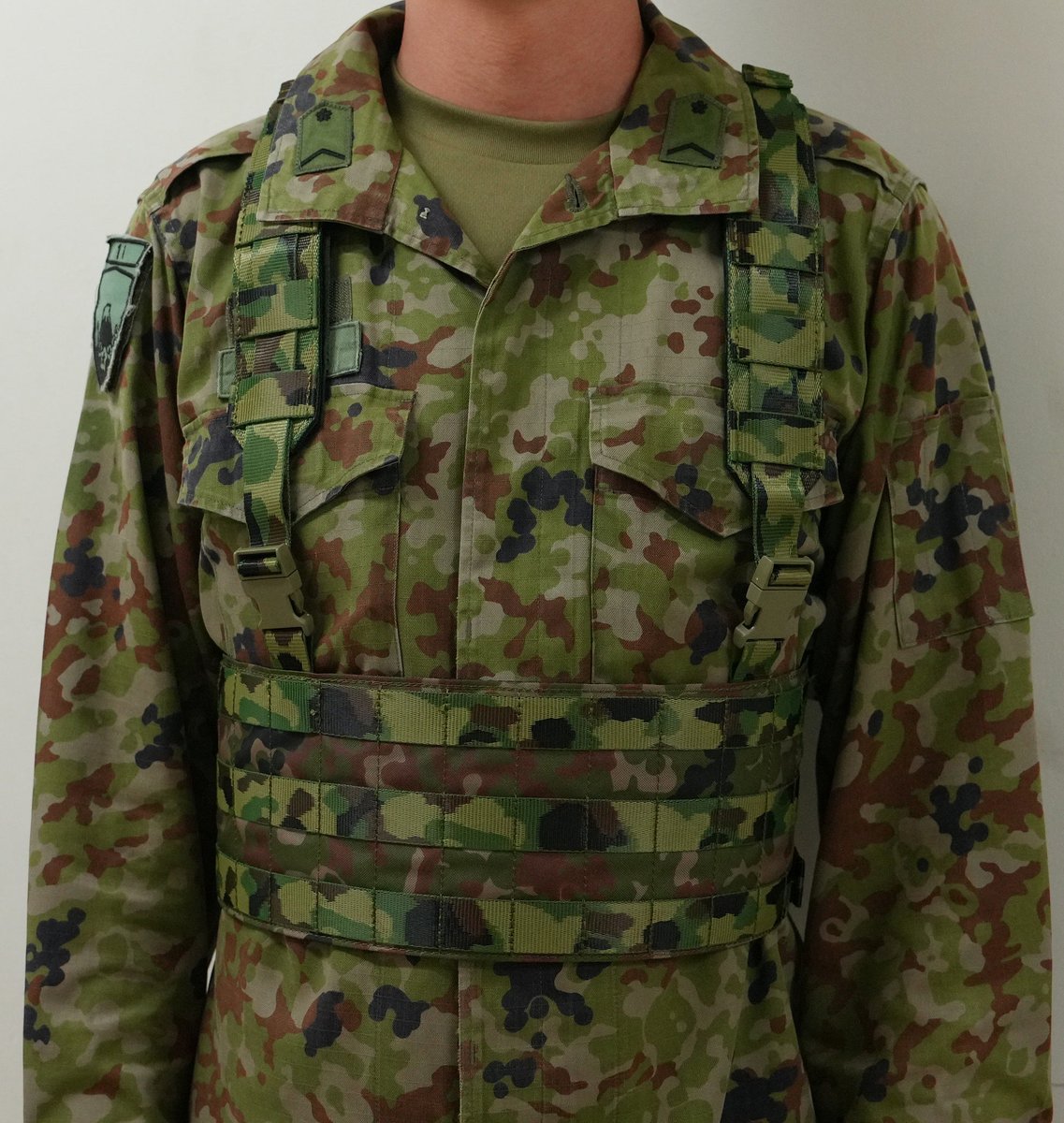 本日は、連隊に新しく装備された戦闘装着帯を紹介します。隊員の戦闘