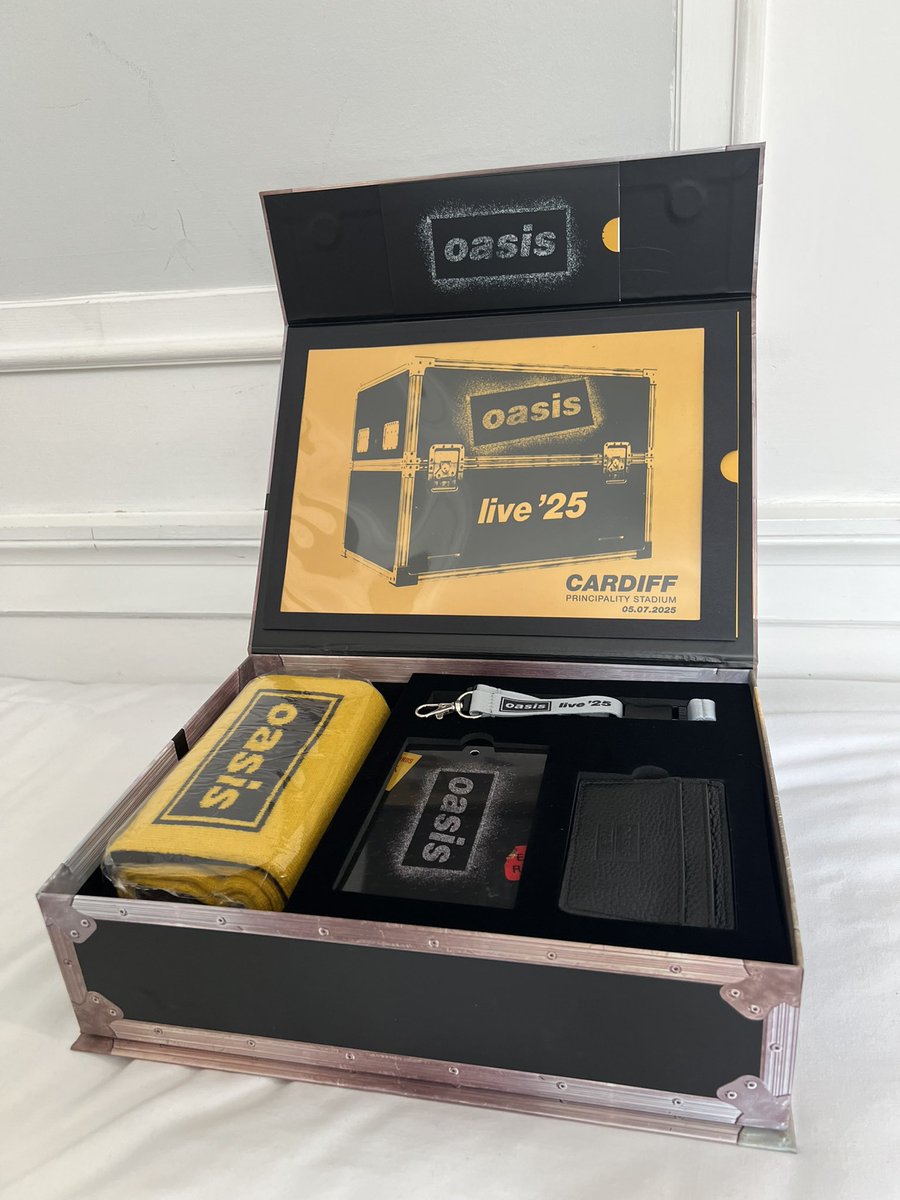 明日のoasisライブのVIP特典もらってきた！ 全部は見せませんが細かい