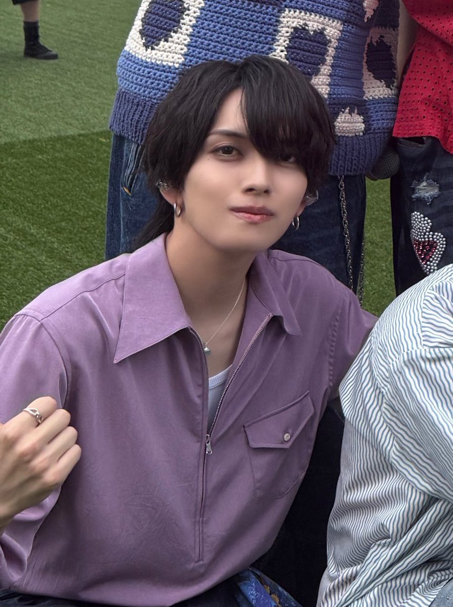 紫のシャツを着た彼は MAZZELのEIKI（エイキ）と言います🥰 歌が上手く