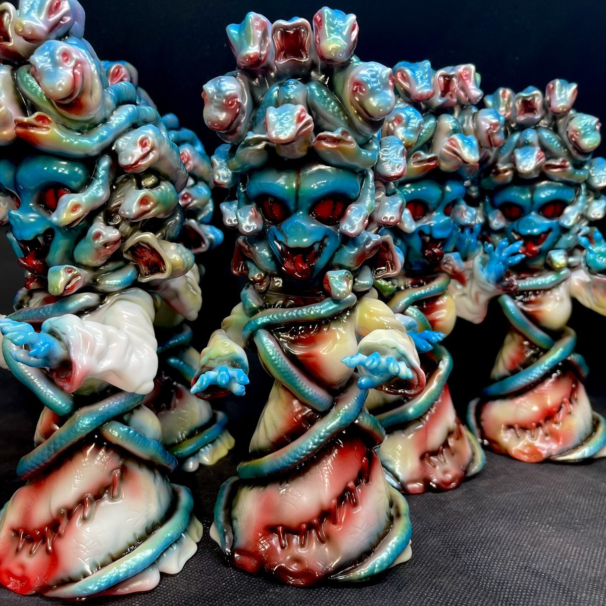 メデューサの1stカラーは青い顔で始めます。 シカルナフェスから