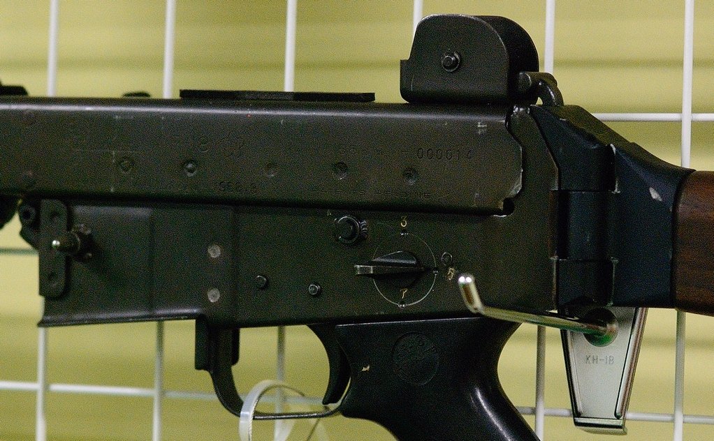 豊和工業のAR-180は 3262丁輸出されてるので この「000721」はかなり