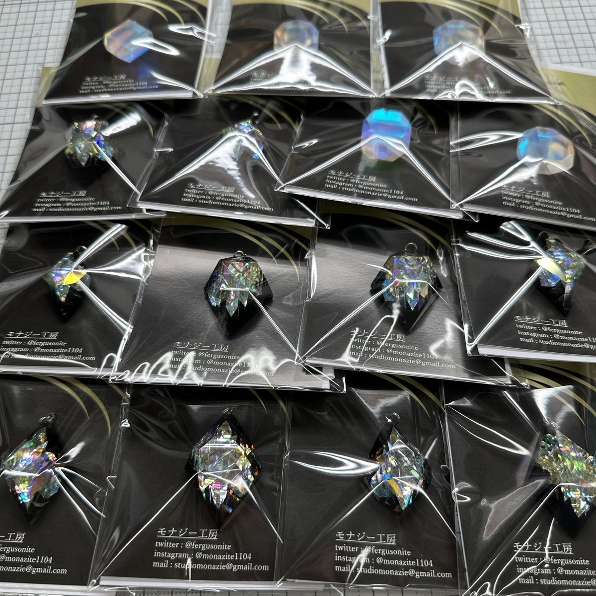 モナジー工房 ｢虹の結晶｣積層ガラス研磨アクセサリー専門制作