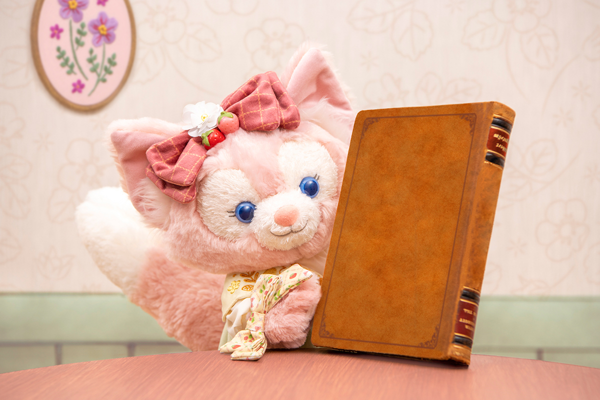 リーナ・ベルがなにやら大きな本を持ってきたようですね。 何かいい