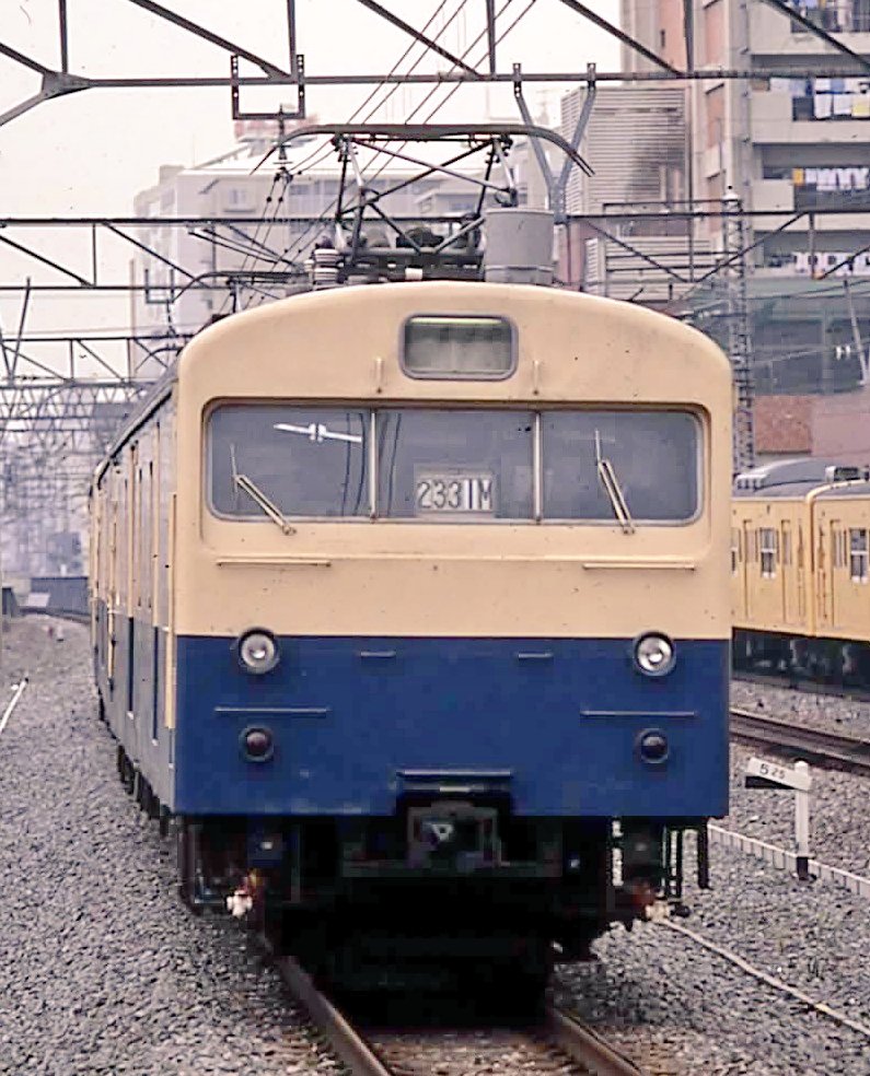 房総地区の新聞輸送に活躍した スカ色塗装のクモユニ74 隣にはカナリヤ