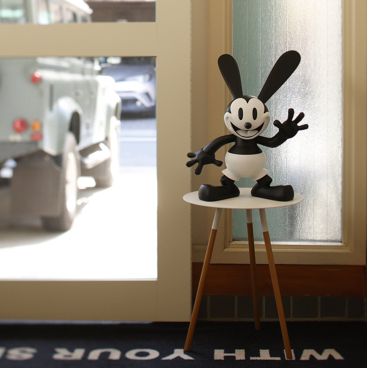 オズワルド・ザ・ラッキー・ラビット ビッグソフビフィギュア が本日