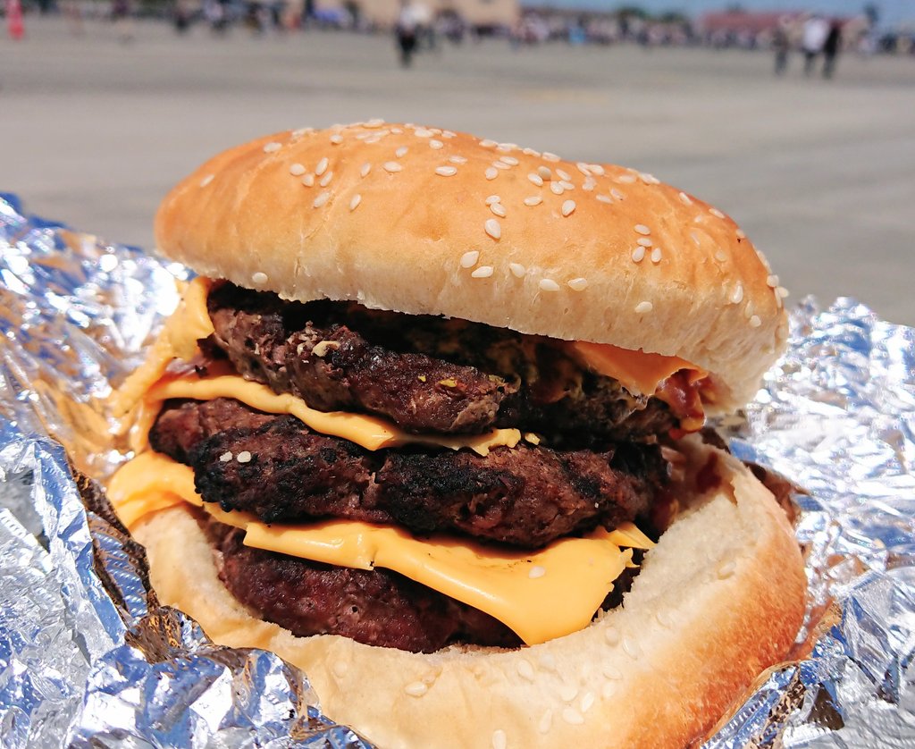 外人バーガー🍔 見て見て‼️ どど～んとパテ3枚も入ってる
