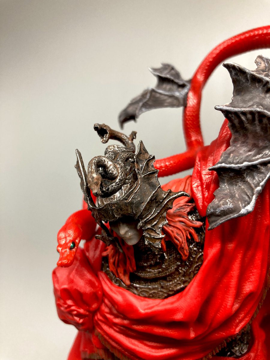 串刺し公メスメルのフィギュアすげーよこれ。鎧の塗装凝ってるし、槍は