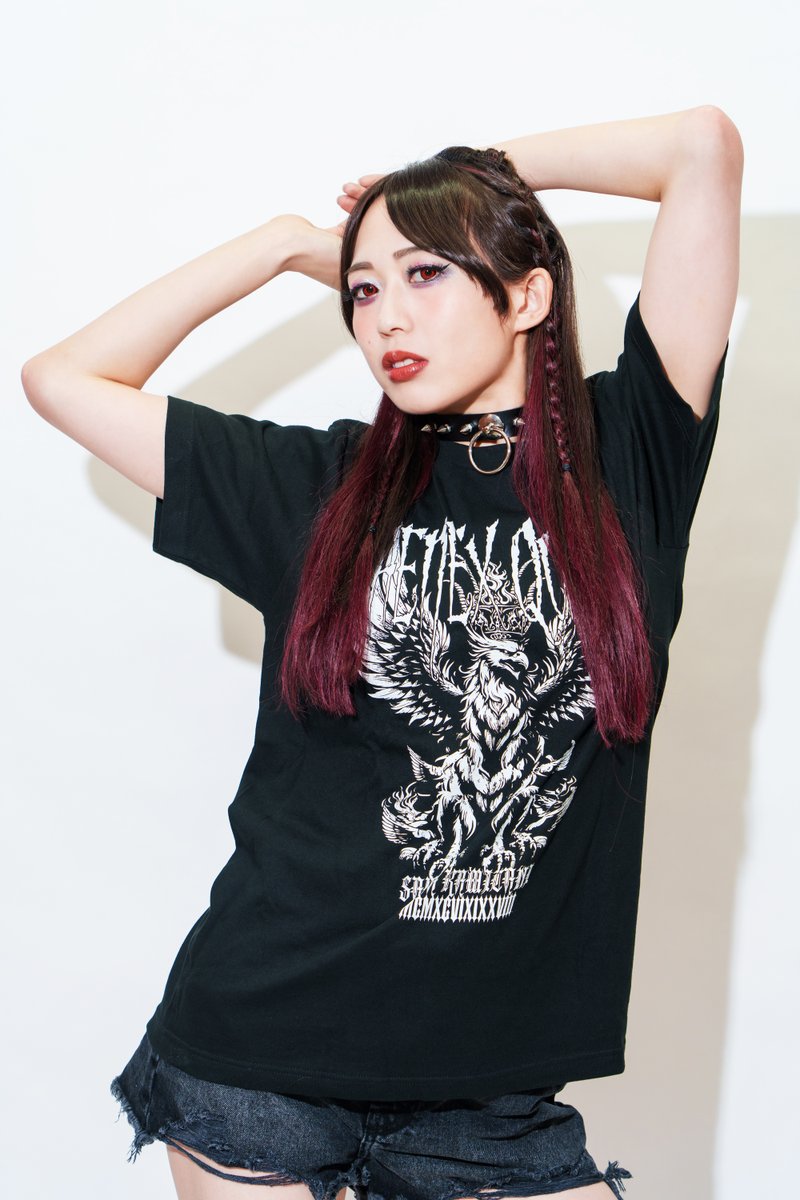 しもべ達よ、 Phenex Queen Tシャツを手に入れて 会場でわたしに跪き