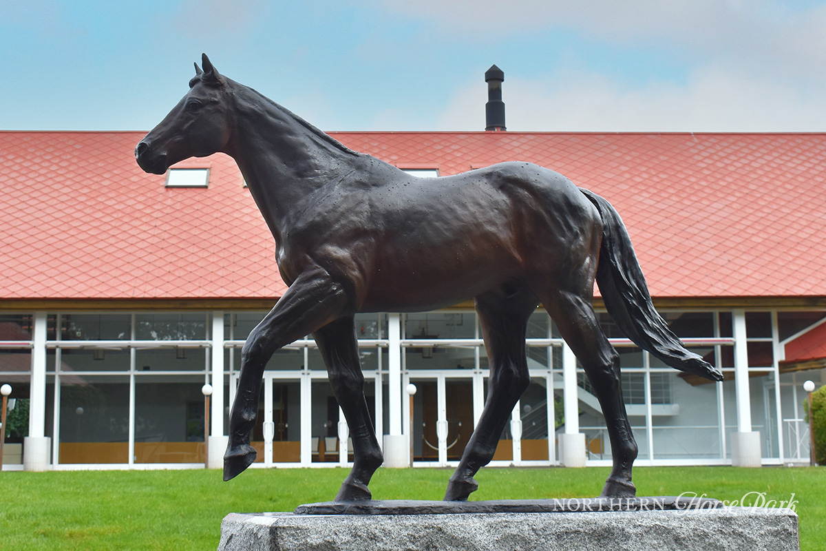 ディープインパクトのブロンズ像が完成しました！】 パーク内に名馬
