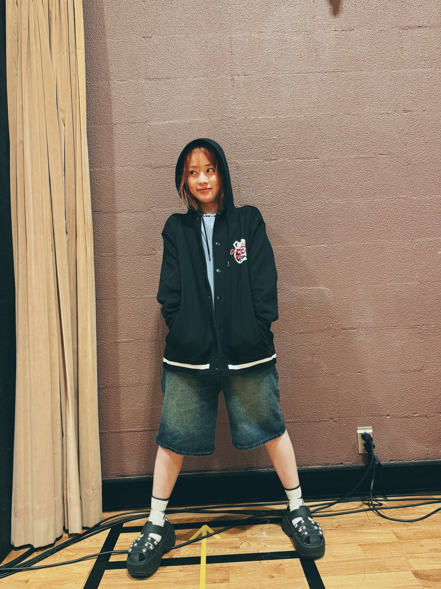 LiSAカクテルパーティー グッズの スタジャン風パーカーを着てもらい