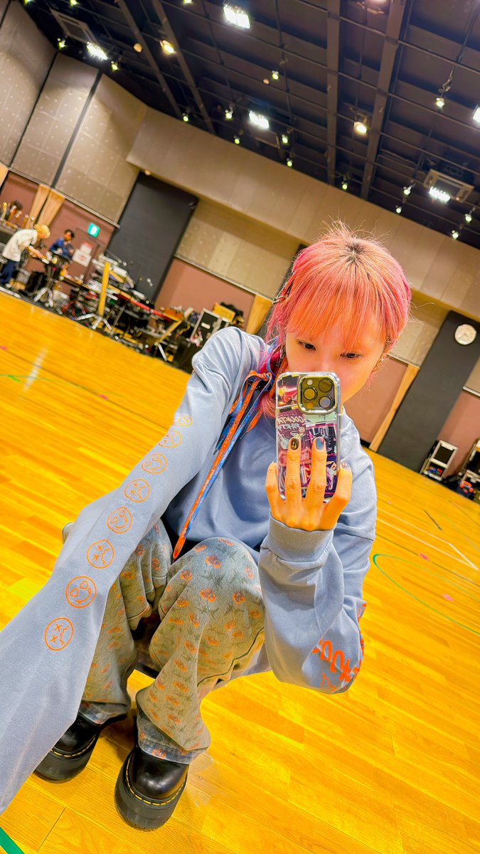 LiSAカクテルパーティーグッズ🥂 🩵水色のロンTに蛍光オレンジのサワー