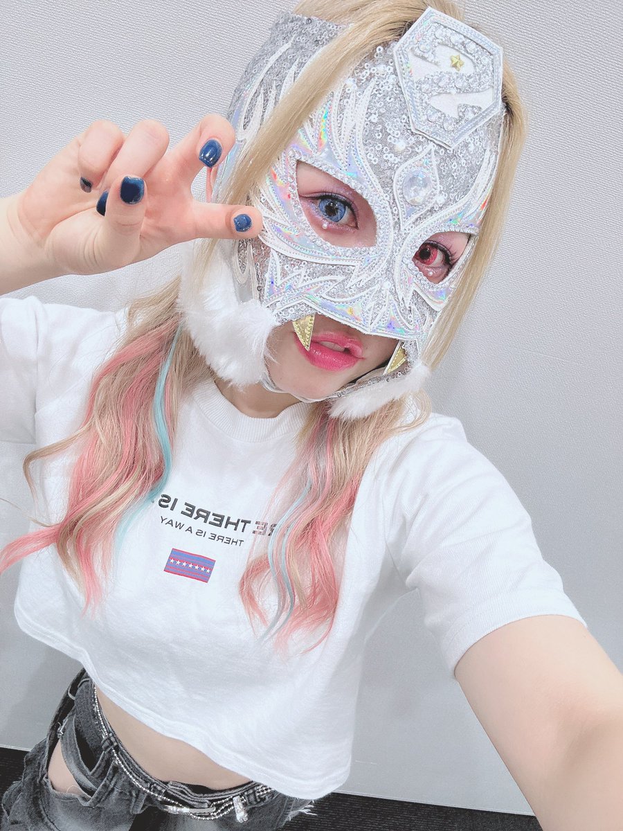 今日のマスクは真っ白🤍 めちゃくちゃ可愛いでしょ！！ サイン会来て