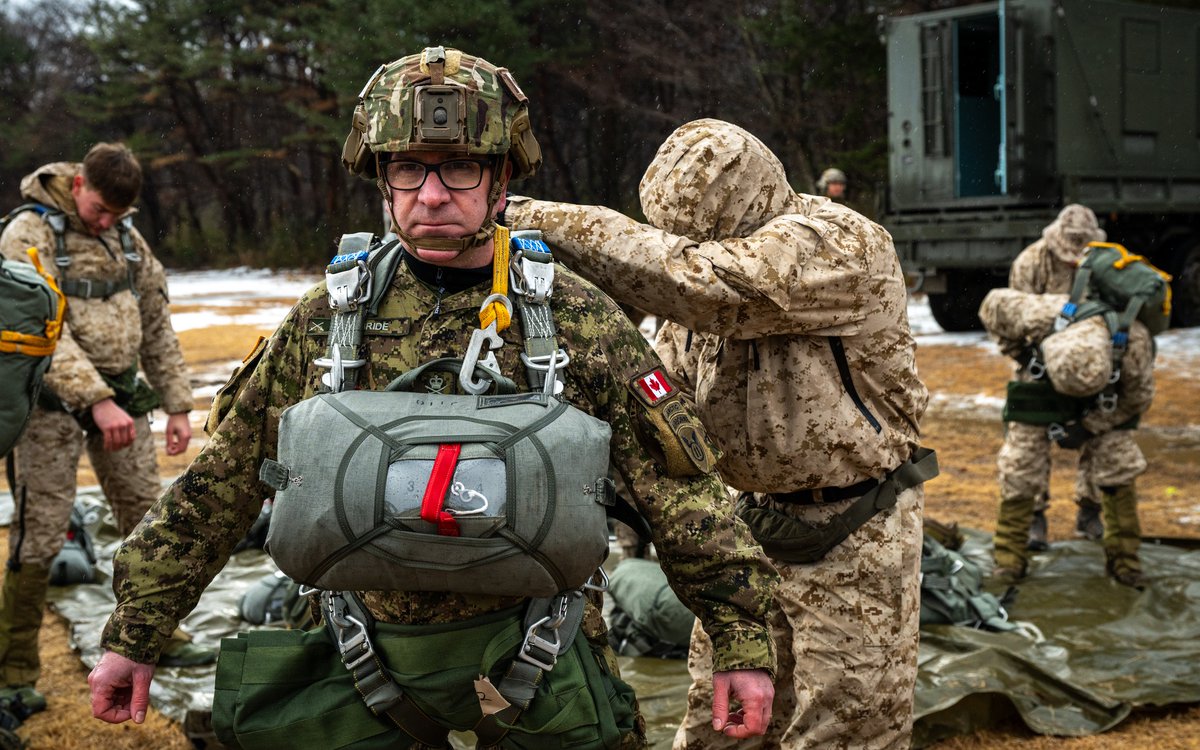 米陸軍第11空挺師団長、（カナダ人）マクブライド准将と陸上自衛隊第1