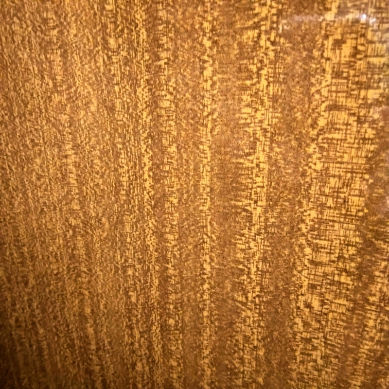 阪急電車のマホガニー調化粧板のような壁紙が欲しいけど、この木目模様