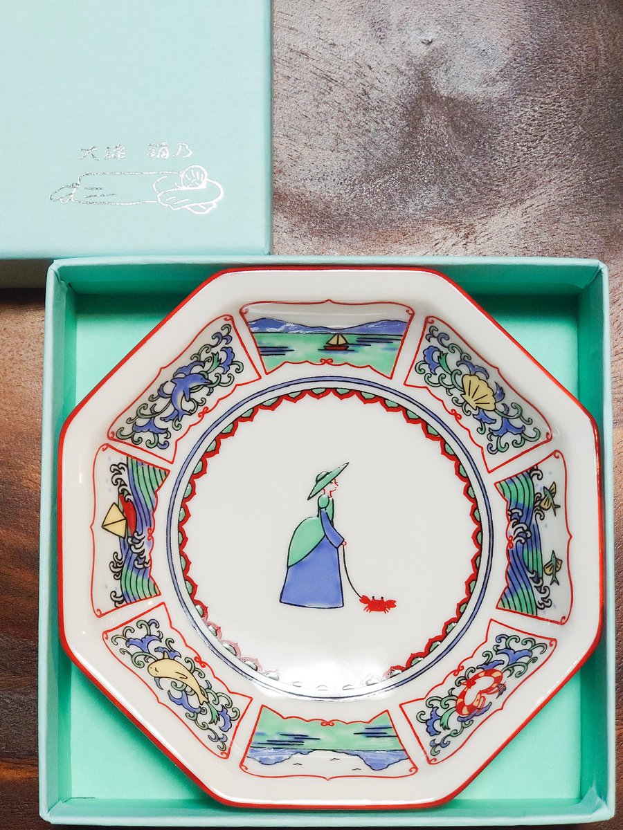 大津萌乃さんのイラストがデザインされた有田焼の小皿。海辺の街のご