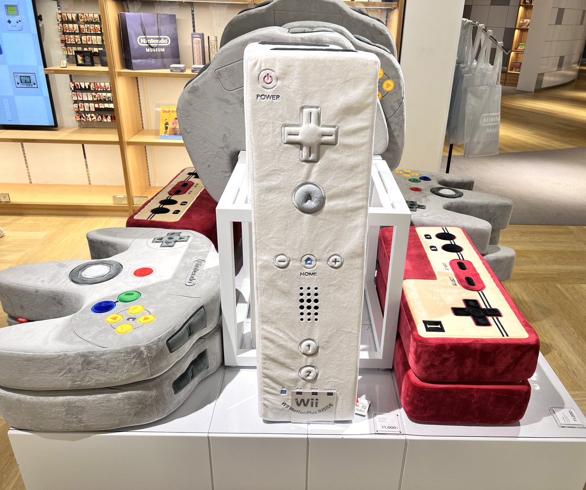 Nintendo ミュージアムのコントローラークッション 平日10時すぎに入店