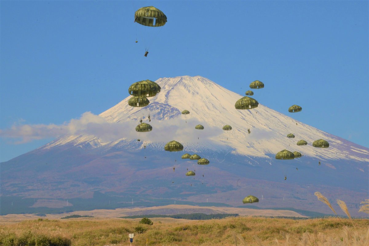 番組撮影協力】 #第1空挺団 は、サンドウィッチマンさんと川島明さん