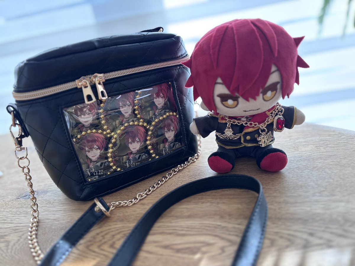 ばぁうくん 白騎士ビジュ大好きで♥️ 人生初痛バ［痛バニティ］作り