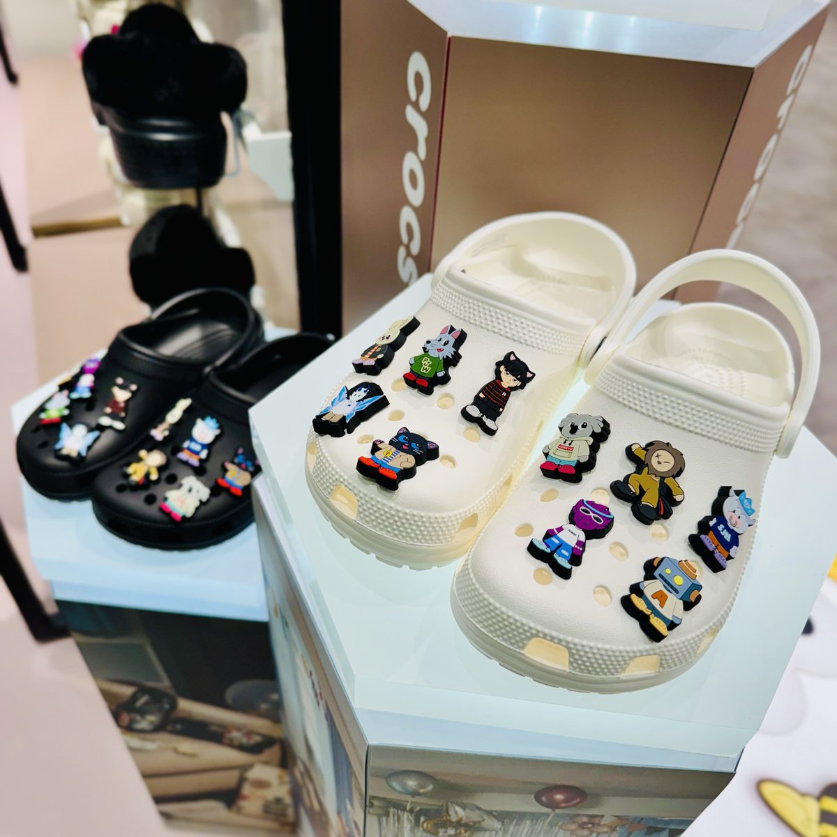 オンラインストアで即完売／​ 大人気TREASURE x Crocsのコラボジビッツ