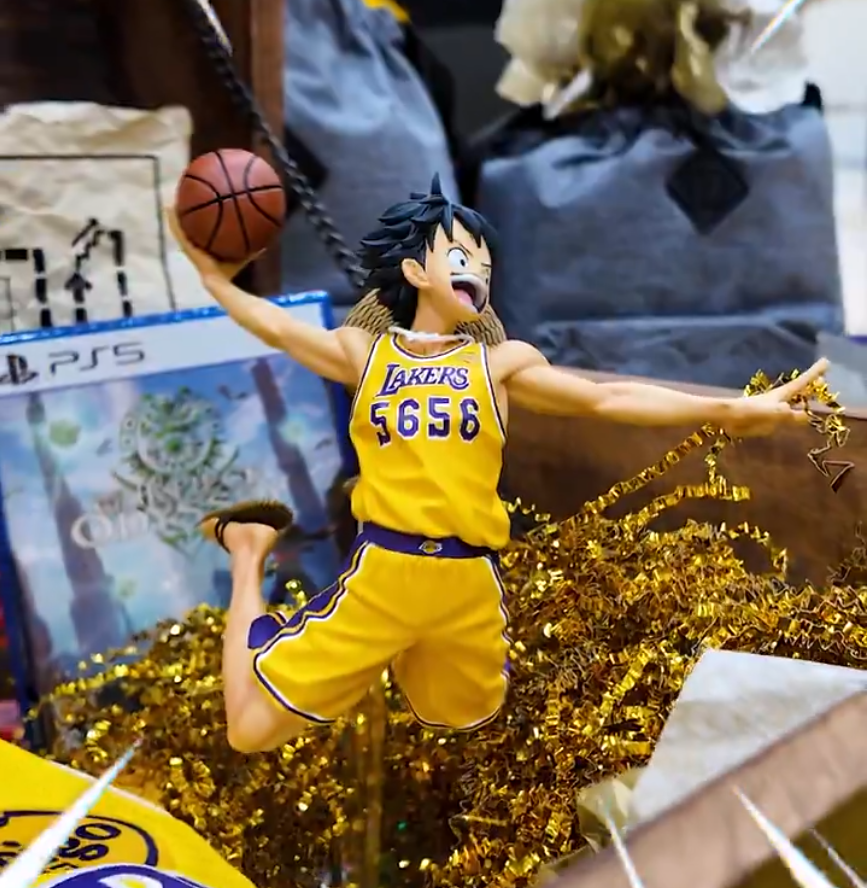 A higher resolution look at the Lakers Luffy figure from the One