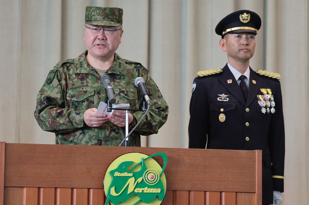 師団最先任上級曹長交代式】 師団は、3月13日、師団の准曹士隊員